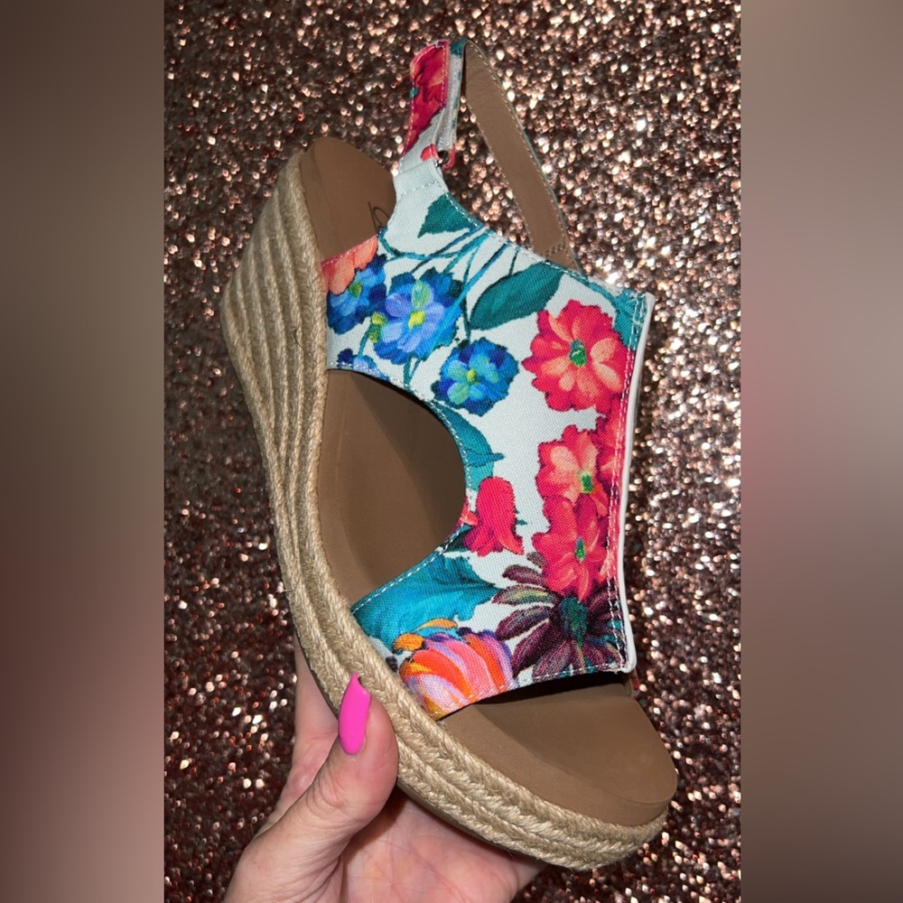 NIB 🌺 Colorful Floral Wedge Sandals